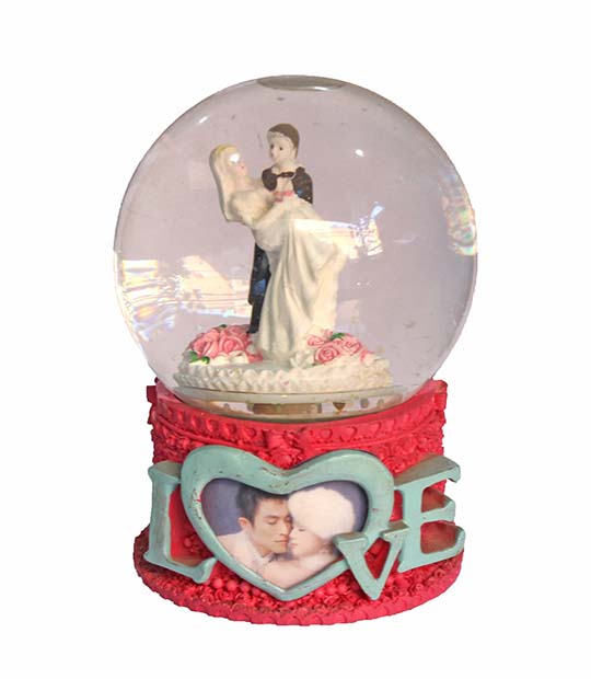Unique Arts & Interiors Love Couple in Small Crystal Glass Ball For Gifts